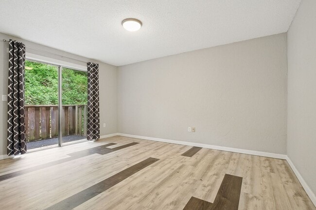 Building Photo - Charming Salmon Creek Condo