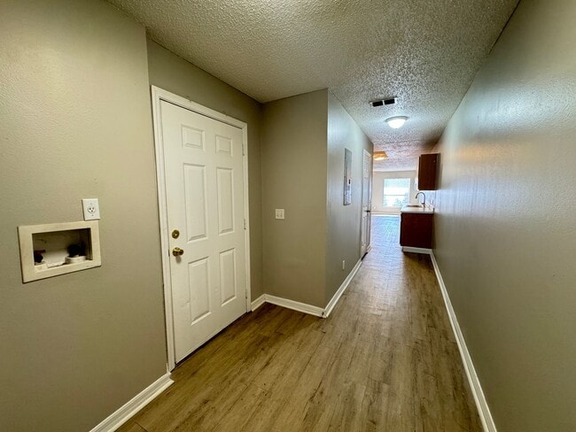 Building Photo - Beautiful 3/2 Duplex in St. Cloud