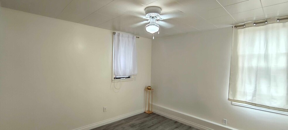 Building Photo - 701 6th Ave