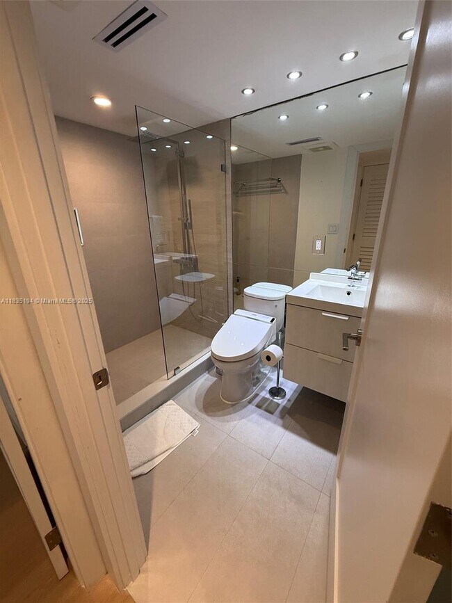 Building Photo - 1450 Brickell Bay Dr