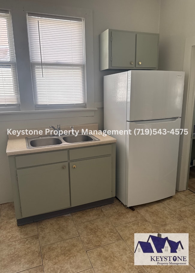 Building Photo - New Kitchen Appliances! South-side Home 1 Bedroom/1 Bath House $1050/$1050