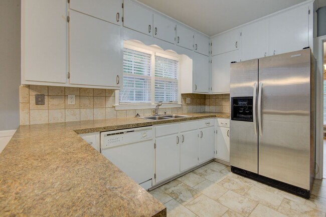 Building Photo - COMING SOON! 3 Beds| 2 Baths Updated Ranch...