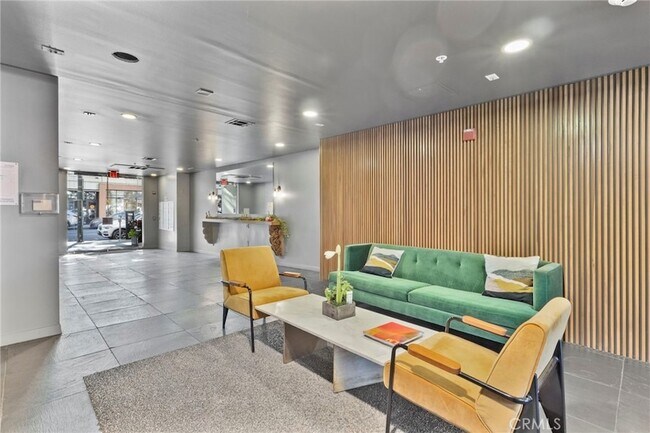 Building Photo - 159 W Green St