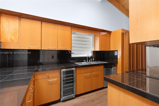 Building Photo - 2627 Parkview Dr S