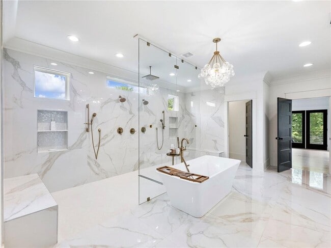 Building Photo - 566 Versailles Dr