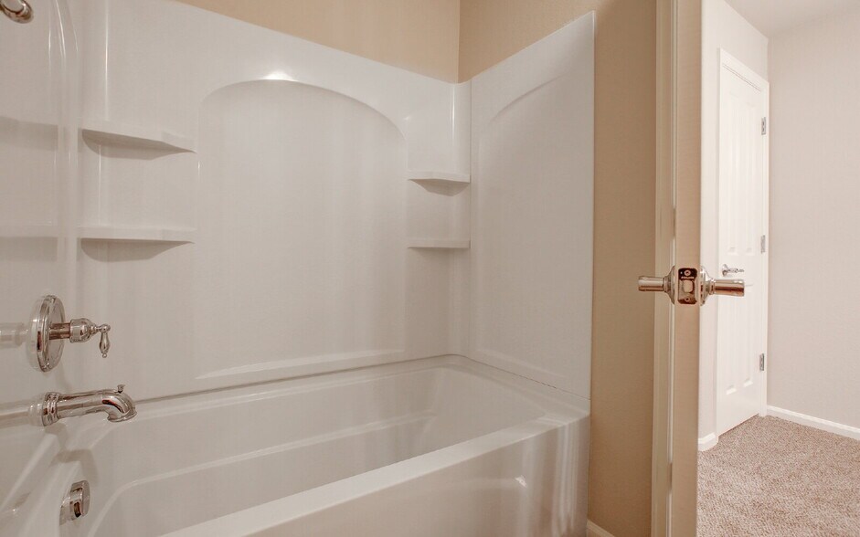 Building Photo - Granite Kitchen, Central AC, Oversized Gar...