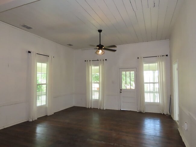 Building Photo - Cozy 2 Bedroom 1 Bath in Winona