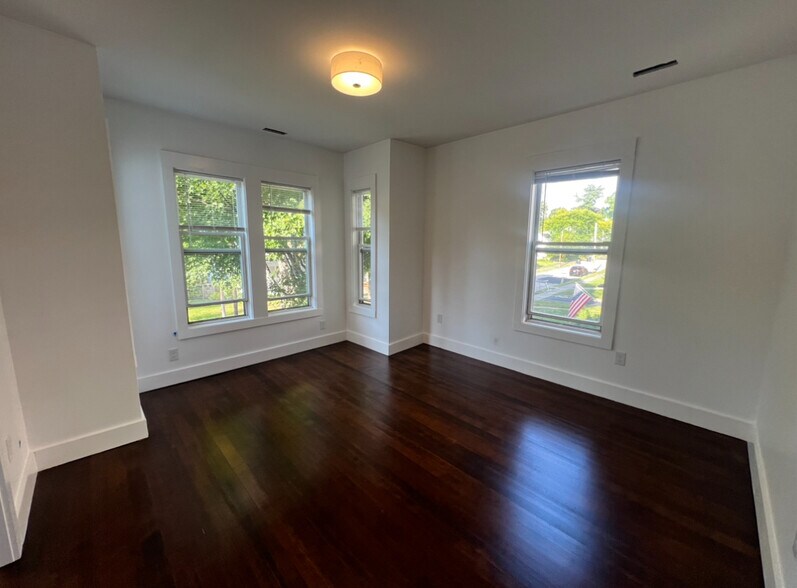 Building Photo - 10 Stark St