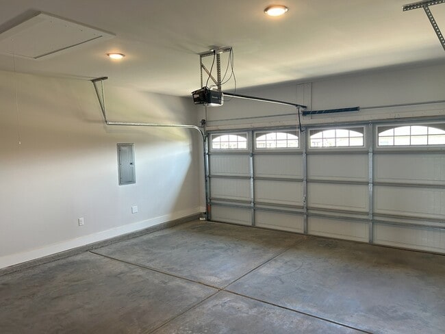 Building Photo - 284 Susan Lynn Dr