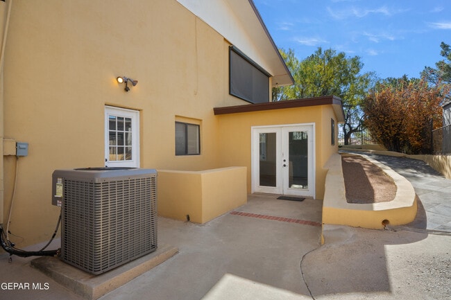 Building Photo - 6204 Pinehurst Dr