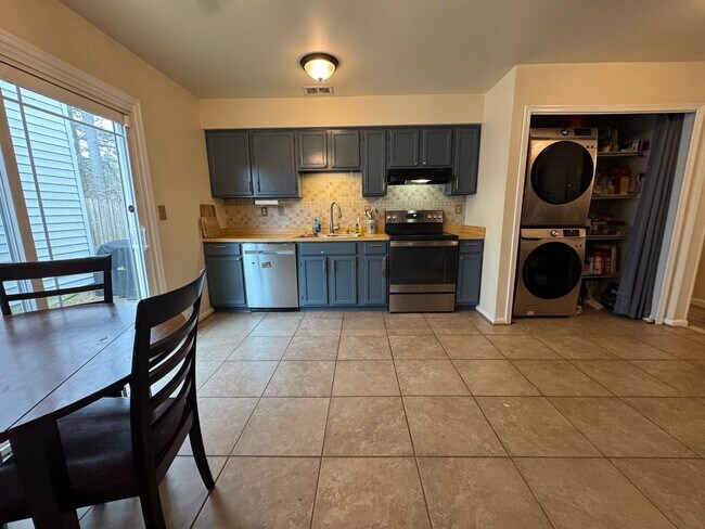 Building Photo - Well Maintained Single-Family Home in FC School District
