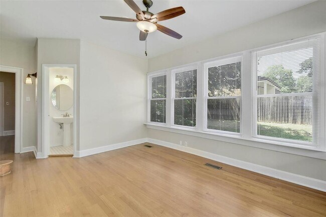 Building Photo - 1606 Travis Heights Blvd