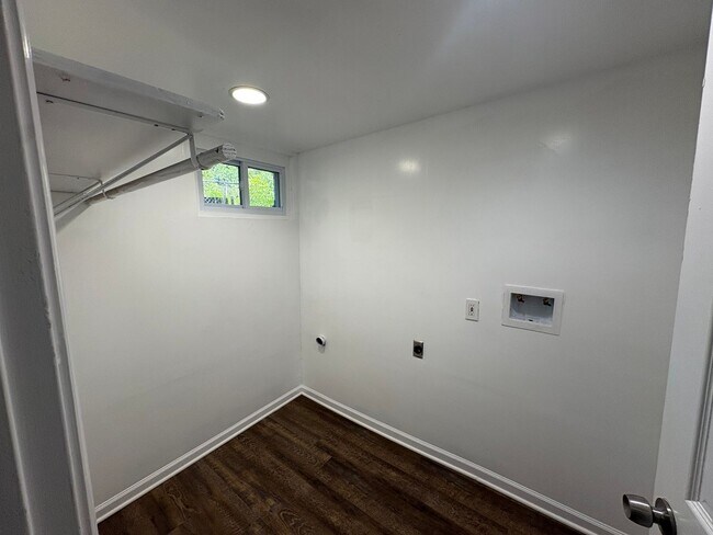 Building Photo - 3 Bedroom 2 Bathroom Available Now! Blue Springs, MO!!