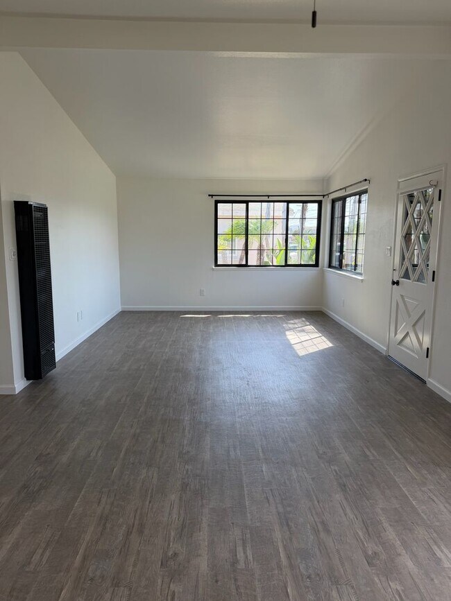 Building Photo - 2124 Hemlock Ave
