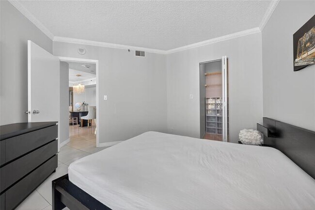 Building Photo - 20185 E Country Club Dr