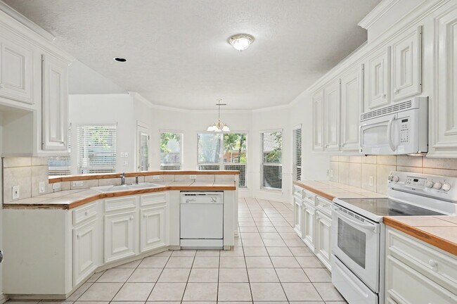 Building Photo - 3334 Hemingway Dr
