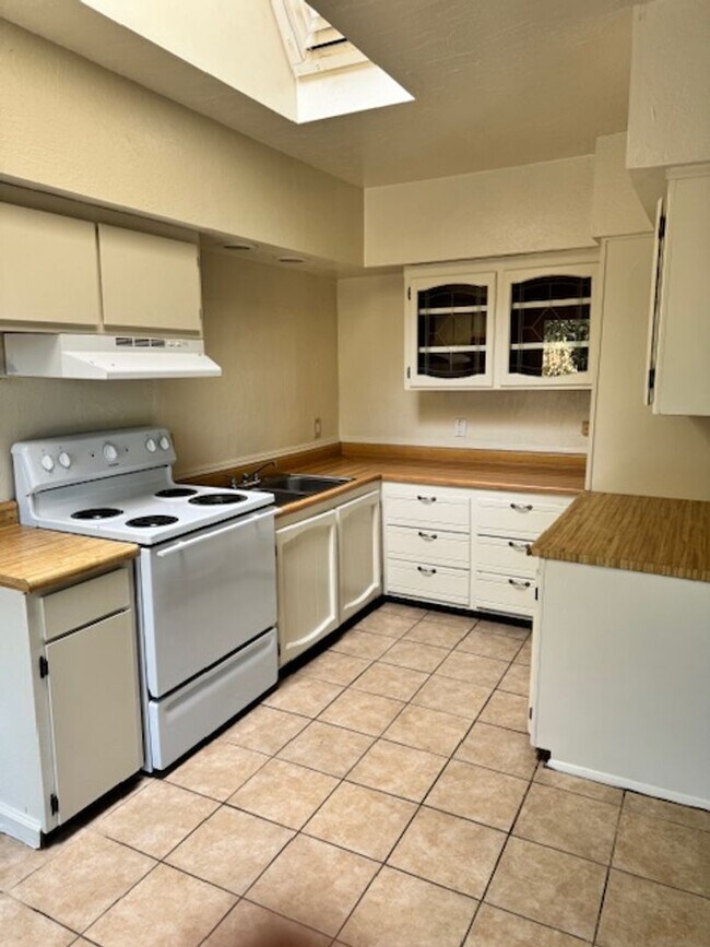 Building Photo - Cute 2 Bedroom in West Redding