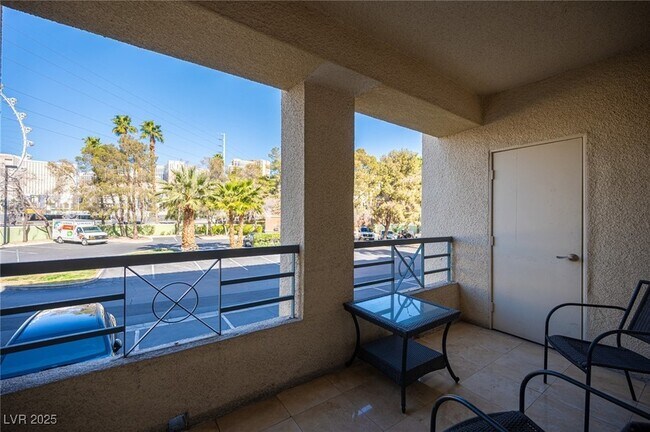 Building Photo - 220 E Flamingo Rd