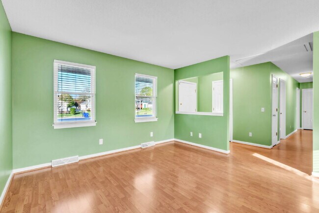 Building Photo - 3BR/2BA Cul-de-Sac Retreat Minutes from Downtown..Fenced Yard & Deck! $2100/mo rent