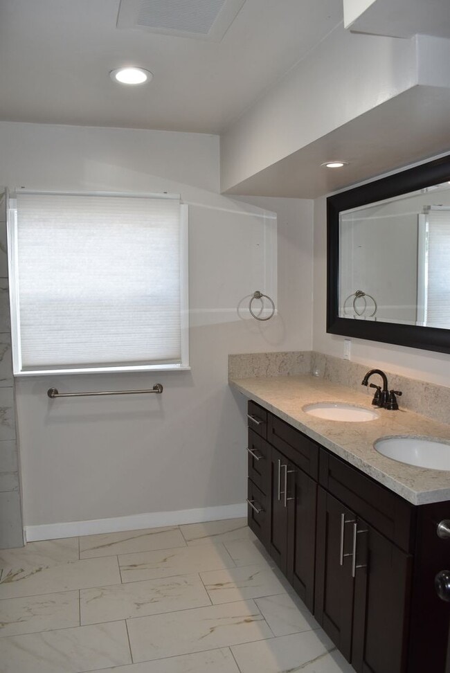 Building Photo - 3 Bedroom 1 Bath Upgraded Home with Large ...