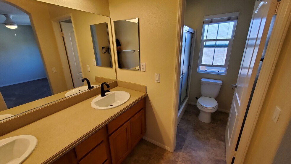 Upstairs Masterbath - 10488 Hollingsworth Way