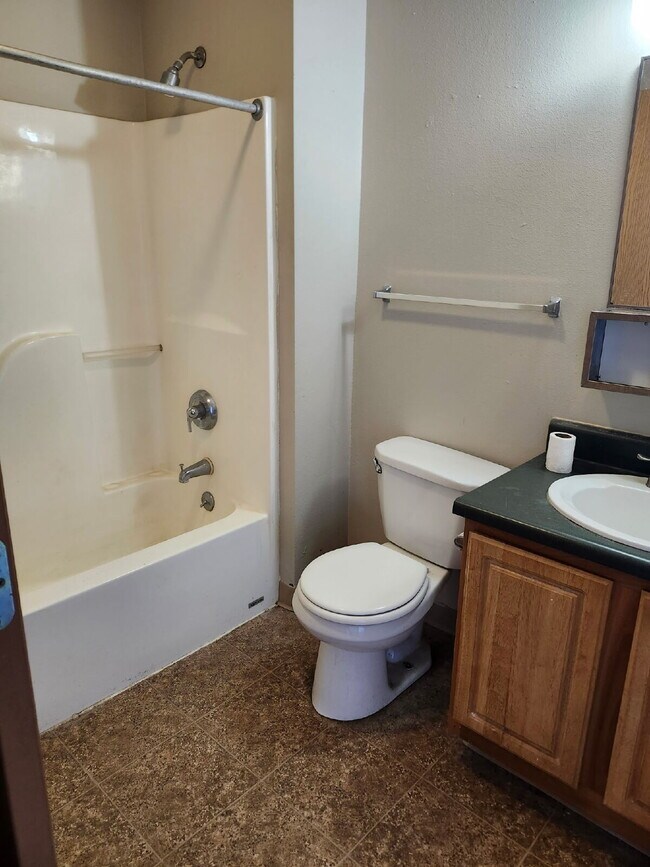 Building Photo - 3 Bedroom | 2 Bathroom 3rd Floor (Top Floor) Unit in Oelwein Available RIGHT NOW!