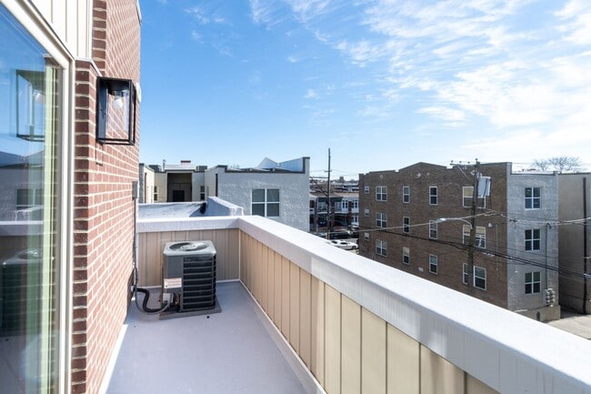 Building Photo - 5617 Sansom St