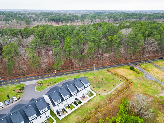 Building Photo - Luxury Townhome for Rent near Regent!