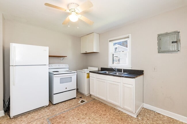 Building Photo - Corner Lot Two Bedroom Home