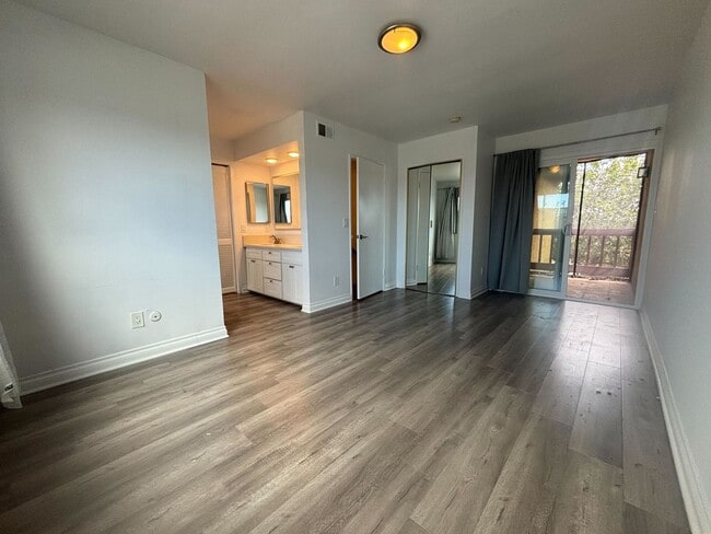 Building Photo - Modern 2-Bedroom Townhome with Garage in t...