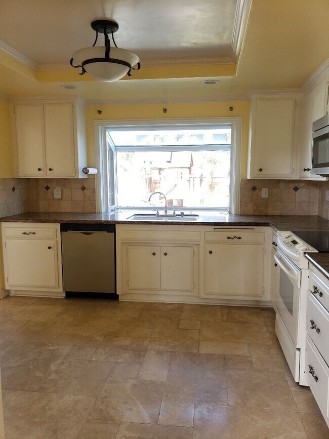 Building Photo - Westminster - Lovely 4 Bedroom 2.5 Bath House for Lease