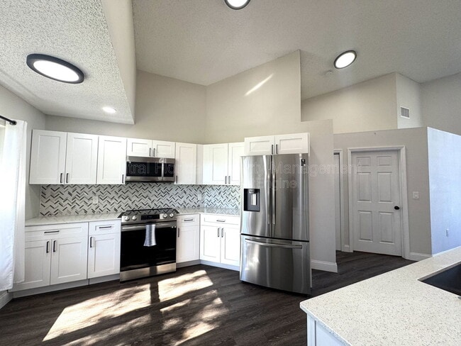 Building Photo - 402 Lark Ct