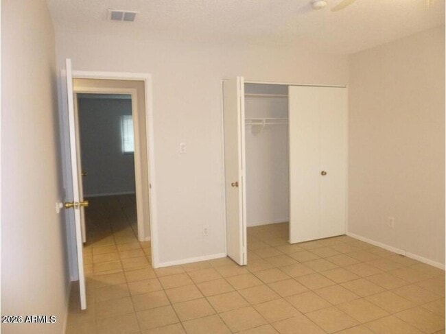 Building Photo - 946 E Loma Vista Dr