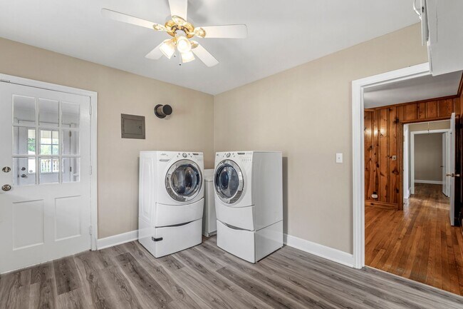 Building Photo - Large Renovated Ranch Home, Two Kitchens & Two Living Areas, Hardwood Flooring, Deck, Fenced!