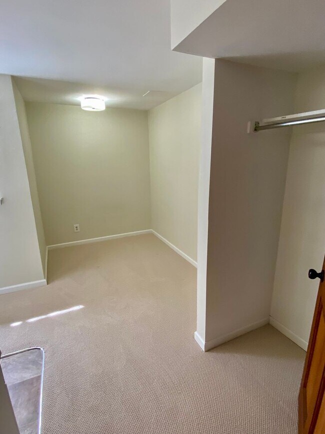 Building Photo - Sunlight and Stylish 3 Bedroom Townhouse by Wonderland Lake