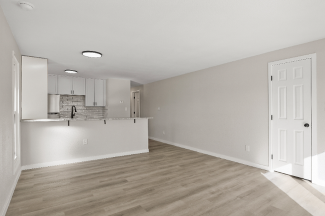 Building Photo - Completely Renovated Apartment!