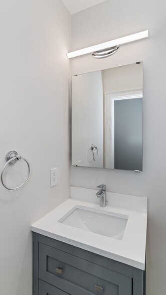 Building Photo - 555 E 5th St