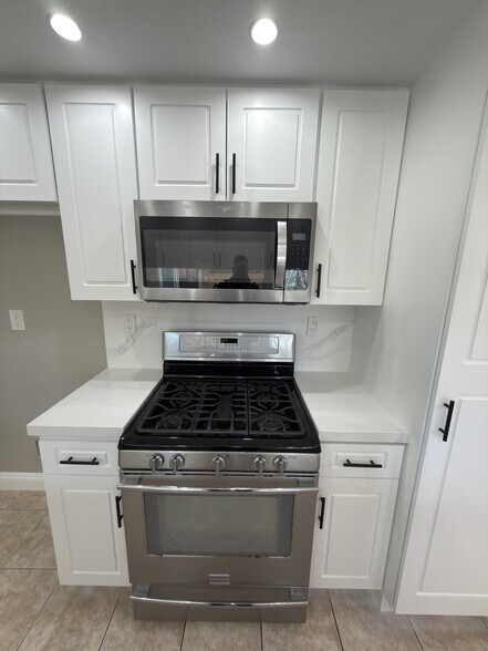 Kitchen - 2338 Langhorn St