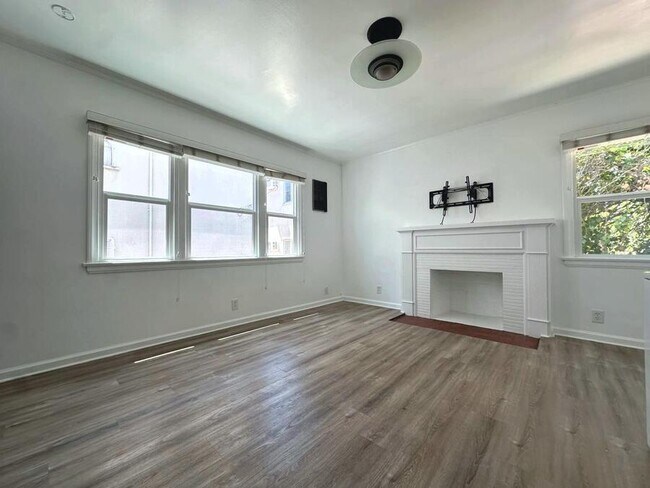 Building Photo - 1556 S Beverly Glen Blvd