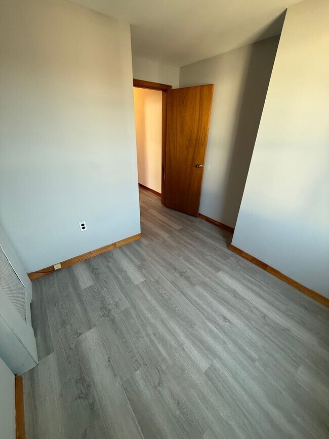 Building Photo - Charming 3-Bedroom Home in Port Richmond Available Now!