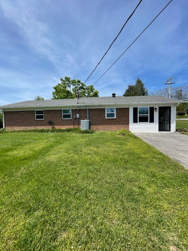 Building Photo - Maryville 37801 - 3 bedroom, 1.5 bath home - Contact Debra Johnson (865) 591-8281