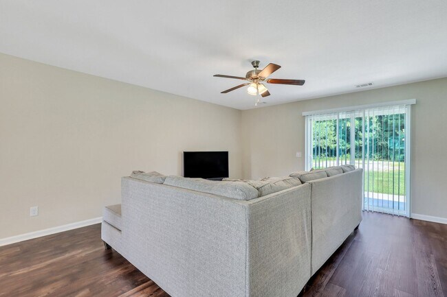 Building Photo - AVAILABLE MID-APRIL 2026! (Pet Friendly)