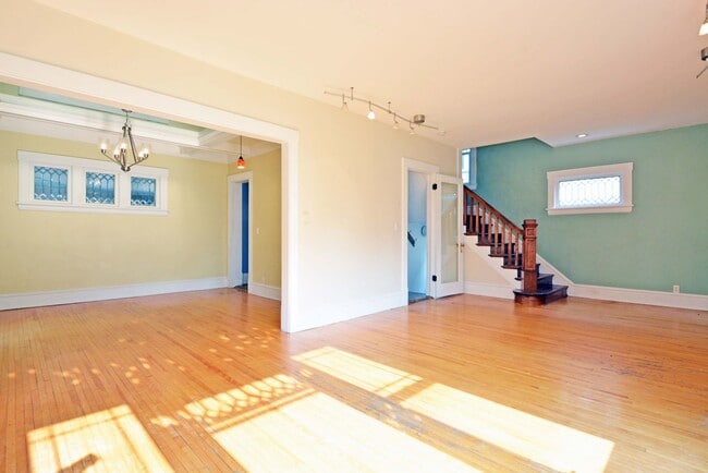Building Photo - Beautiful 4-bedroom 2.5-bathoom - Great Lo...