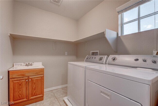 Building Photo - 953 Tafalla Ct