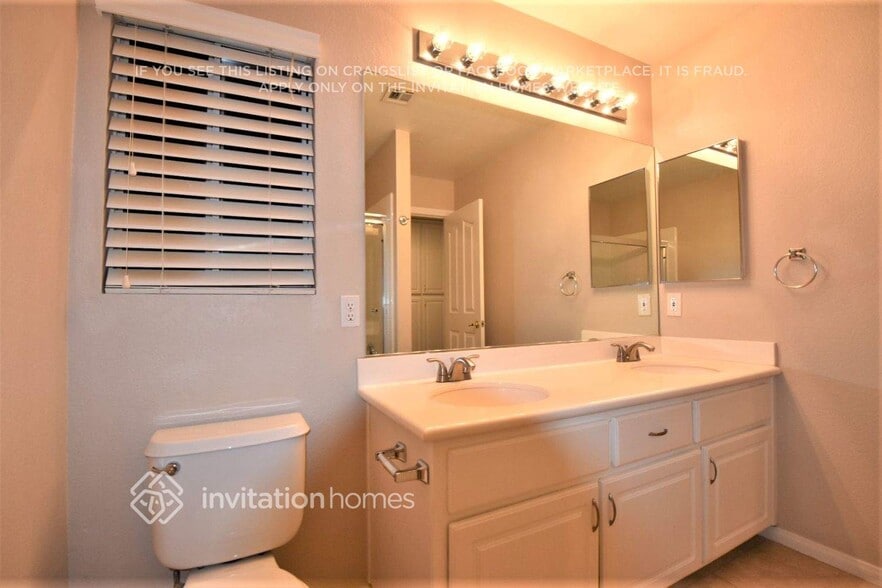 Building Photo - 8637 W Gilmore Ave