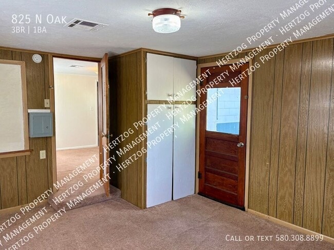 Building Photo - 825 N Oak-