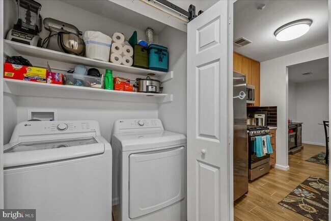 Building Photo - 10010 Vanderbilt Cir