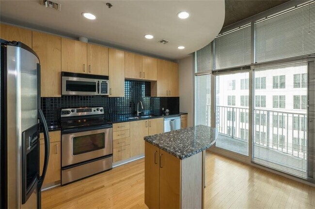 Building Photo - 943 Peachtree St NE