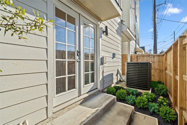 Building Photo - 3601 Rebecca St