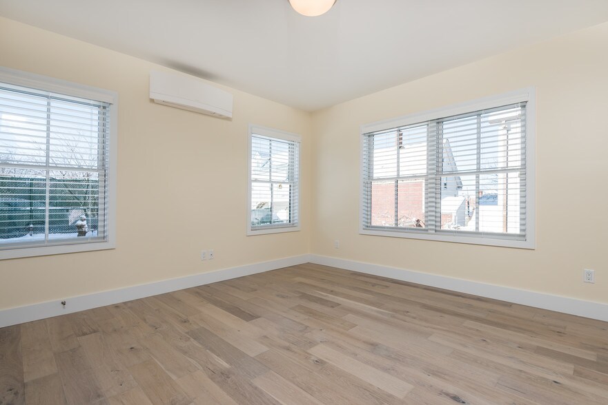 Building Photo - 52 Wilmot St